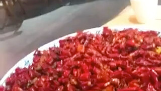 النادل: يا رئيس، هناك من يريد استقطاب موظفينا القدامى.