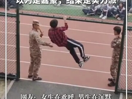 Nam sinh trong lúc tập quân sự thực hiện động tác hít xà đơn kiểu cách. Cứ ngỡ là Gia Hào, hóa ra lạ