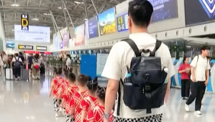 五一出行6个娃+2大人=机场最靓的崽！空姐看到我家瞳孔地震了…