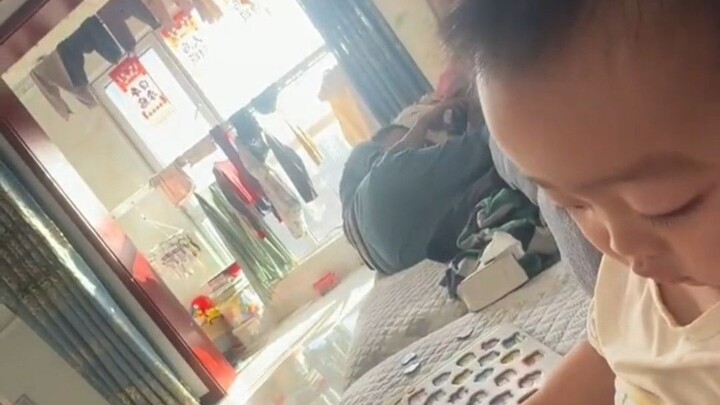 ทุกคนบอกว่าไวรัสช่างซื่อสัตย์ ยังเหลือคนทำงานอยู่หนึ่งคน… แม่: ที่บ้านพึ่งเธอแล้วล่ะ!