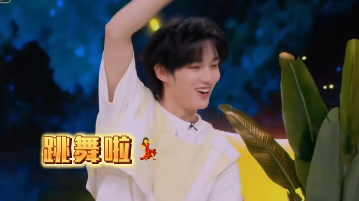 Skewer-style dance ♪(┌・。・)┌ Xinxin is dancing her heart out, and I’m loving every minute of it!