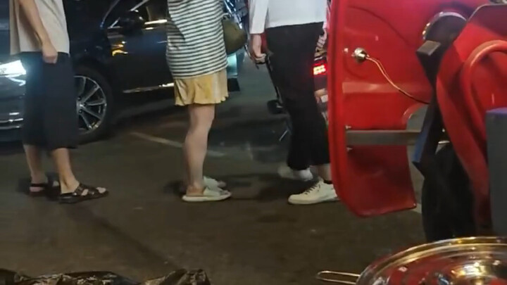 Anh chàng đeo kính xuống xe đạp đá túi bụi vào chiếc xe máy điện, thấy nhân viên giao hàng rút dao g