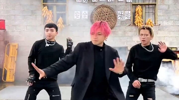 رقصة الجماعية هذه رائعة أيضًا