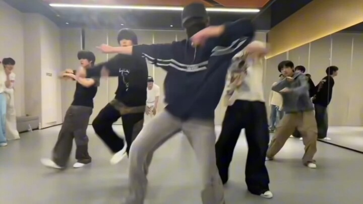 สายตาของฉันไม่อาจละจากมู่จื้อเฉิงได้เลย ทั้งที่กำลังเป็นหวัดหนัก แต่ตอนเต้นกลับสะบัดหมวกหลุดไปไกล แส