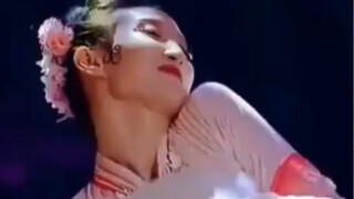 الرقص الكلاسيكي حقًا جميل وجذاب للغاية! لا يُضاهى