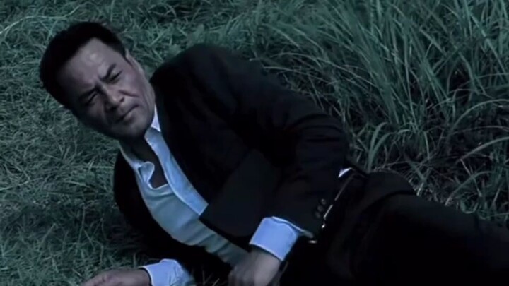 “Lihat bajunya: sang Kepala Ruangan pakai baju hitam di luar dan putih di dalam, sedangkan Jimmy pak