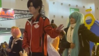 At the comic convention, you can even see Ye Xiu dancing to Paradise for you (but in a live version)