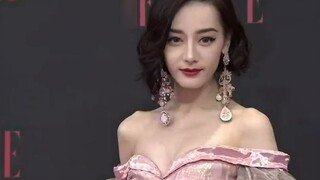 The official video of Dilireba's ELLE red carpet show is here!!! Dilireba made me laugh to death! Ju