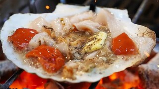 Osaka snack street: the giant scallops, oysters, and sea urchins in the seafood restaurant are just 