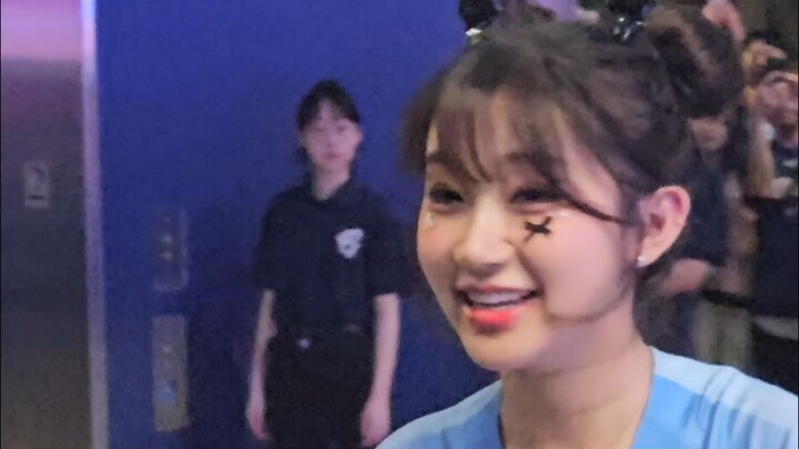 富邦的電梯好聰明 又載不下李珠珢 讓她出來服務粉絲 你好韓國主題日20250503
