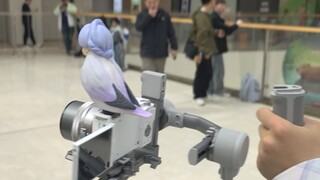 我把知更鸟小手办装到相机上带去了漫展