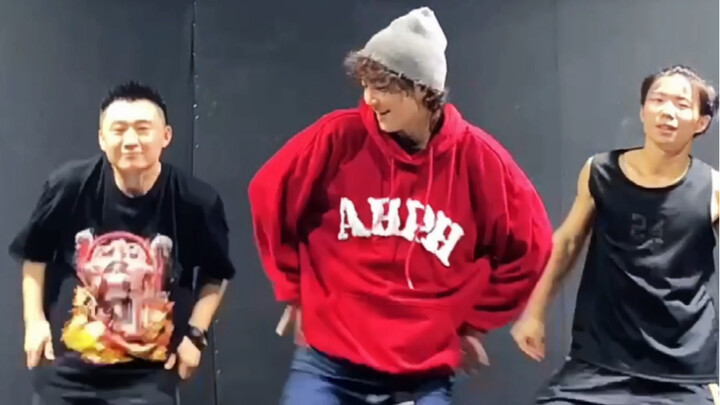 好久没更新了！这街总决赛排练间隙和小伙伴跳一段小hiphop