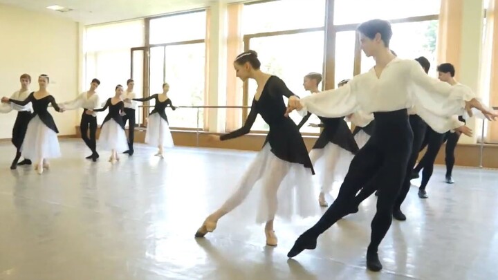 Kỳ thi lớp học múa Romanesque của Học viện Ballet MU (Múa lịch sử)
