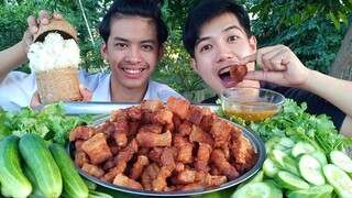 หมูสามชั้นทอดนํ้าปลา กรอบนุ่มใน หอมมันอร่อย จิ้มซีฟู้ดรสเด็ด.