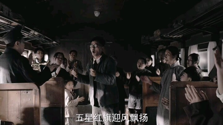 【理想照耀中国】听一次哭一次，五星红旗迎风飘扬，胜利歌声多么响亮……
