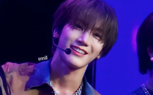 تأملوا روعة لي يونغتشين في رقصة بوبين لوف عن قرب. يا إلهي، هذا الخصر صادم.