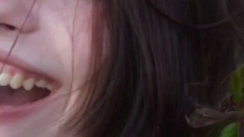 tertawa tapi terluka