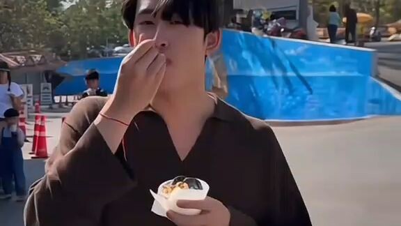 WilliamEst Love's to Eat😍