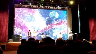 เมื่อ Unravel เล่นในช่วงเริ่มต้นการแข่งขันร้องเพลงของมหาวิทยาลัย ผู้ชมทั้งหมดก็เงียบลง