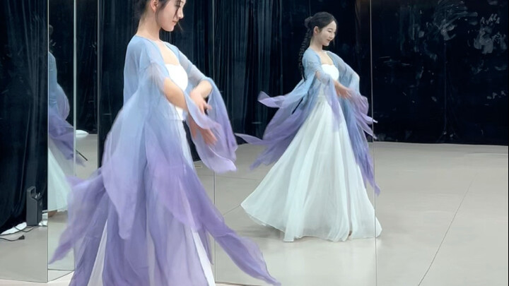 This dance is so beautiful and gentle!!
