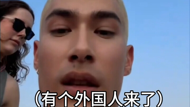 米卡在泰国：有好多外国人 我好紧张
