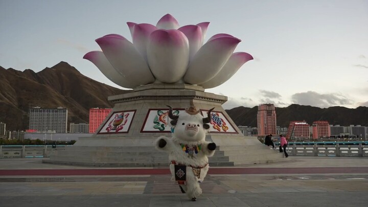 خطواتٌ غريبةٌ لا تُبالي بأقرب الأقارب تقترب منا.