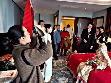 Tempat paling aman adalah yang paling aman #interaksi suasana pernikahan #mencari sepatu pengantin