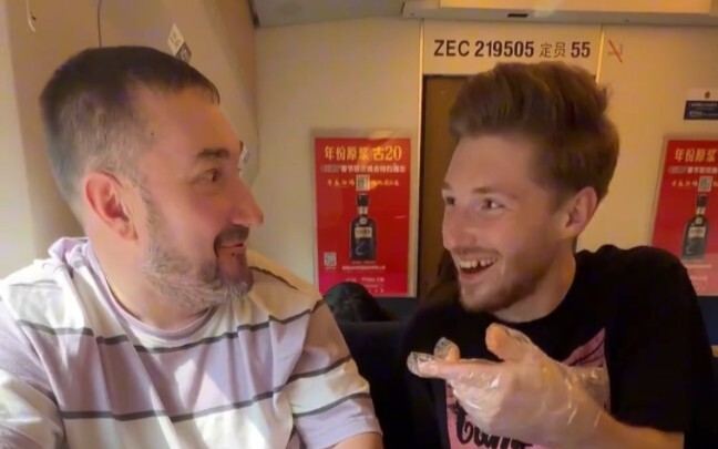 Mengajak ayah Rusia pertama kali naik kereta cepat Tiongkok, setelah turun kereta makan sampai tidak