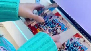 Mengunjungi toko mainan dan membuka paket kartu Kamen Rider kali ini untung atau rugi?