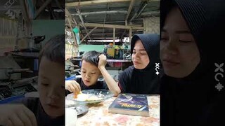 Sweet Banget! Reaksi Sorang Anak Dapat Hadiah Buku yang Disukainya, Langsung Peluk Ibunya