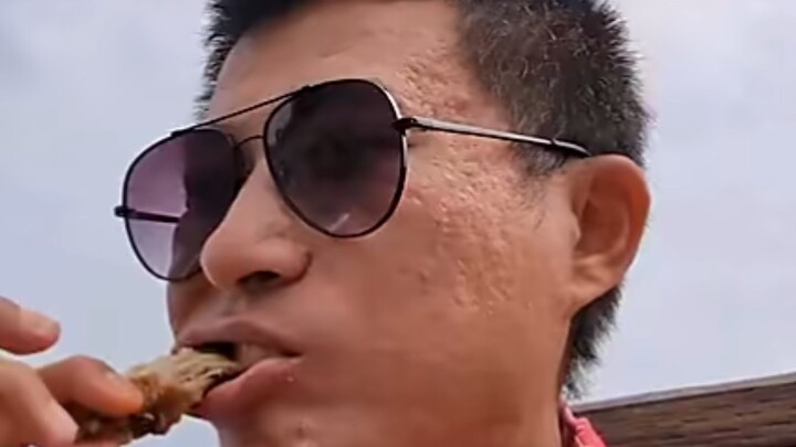Món ngon đỉnh cao! Vương Vĩ Hằng nhâm nhi xương gà bên bờ biển thật thư thái