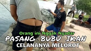 Orang ini nggak nyadar celananya melorot saat pasang bubu (perangkap ikan) || blands hidayat