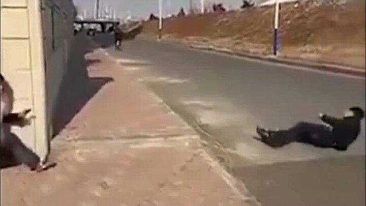 Anh chàng chơi khăm quá đà đã gặp phải một đại ca thực sự.