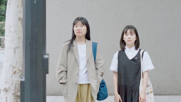 Chúng tôi là chị em, nhưng chúng tôi không thân thiết.