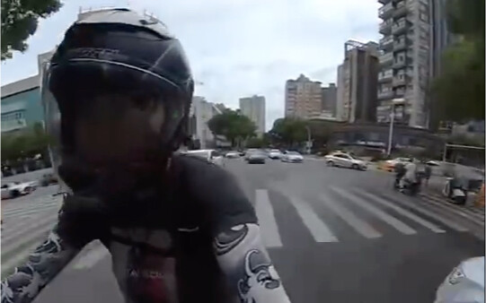 转载，〈骂完就跑真刺激〉（感谢提醒有这个功能的网友）