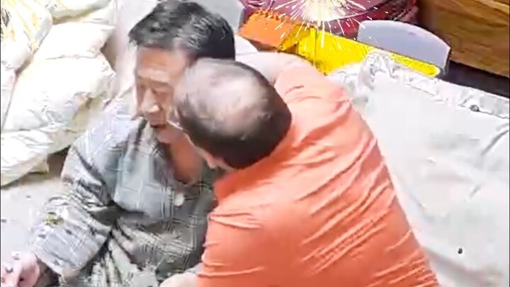 จูบส่งท้ายปีของลูกสะใภ้ตัวอ้วนกับพ่อฉัน