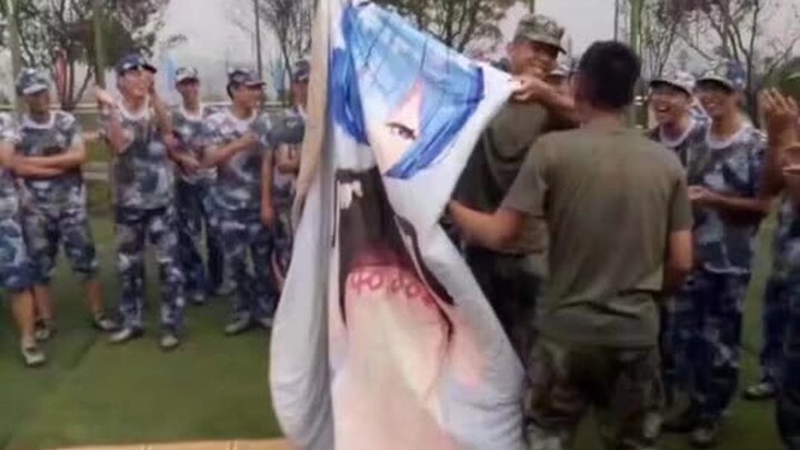 Instruktur pelatihan militer mendemonstrasikan cara melipat selimut, lalu muncullah ini..