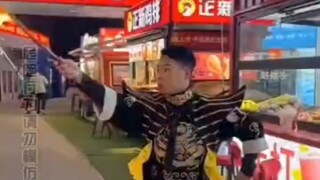 بعد انتهاء العرض، كان الممثلون يجمعون أغراضهم، فرأى أحد المارة ذلك وأراد تجربة أداء عرض نفث النار هو