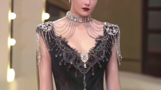 من المضحك أنها تبدو ذكية جدًا. في ذلك الوقت، كانت أيضًا محترفة في لعب دور المحظية الماكرة. ههه!