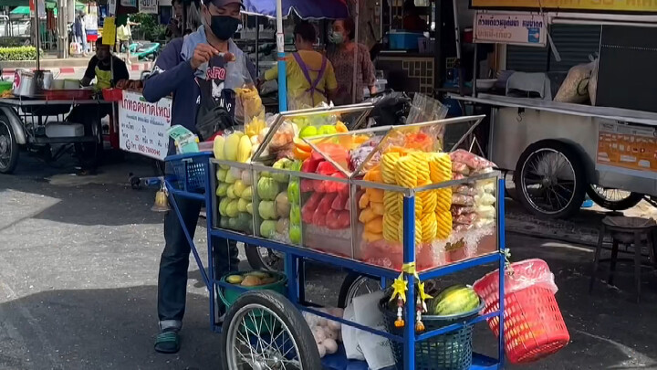 Gerobak buah di tepi jalan, buah-buahan asam yang menyegarkan membuat siapa pun terharu