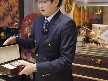 "Dead Stock Sales" Luxury Goods Store