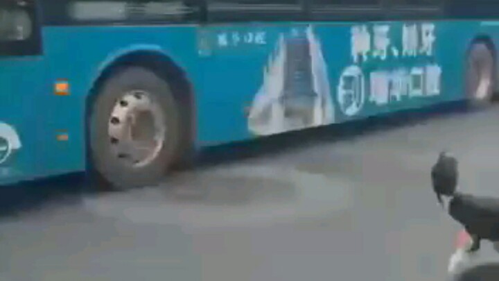 Bus di Jalan Changgang, Guangzhou terjungkal dan tak bisa bergerak.