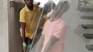 国外工人们将一块超大的玻璃搬上楼，看起来很危险，其实一点也不安全