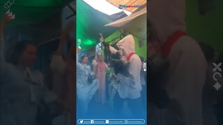 Udah Bestie Banget! Momen Kurir Antar Paket ke Acara Dangdutan, Gabung Joget Bareng Emak-emak