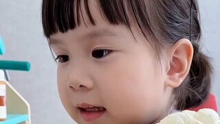 Her cake just puffed up like this~