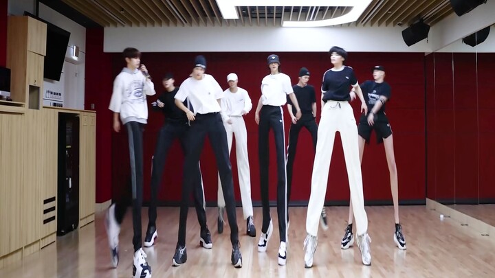 【Stray Kids】تم الكشف عن غرفة التدريب غير المعلنة لمجموعة DOMINO التي يبلغ طولها 2.8 مترًا!