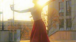 أنا骑白馬 عبر ثلاثة معابر، وأغير ملابسي البسيطة عائدًا إلى بلاد الصين الوسطى