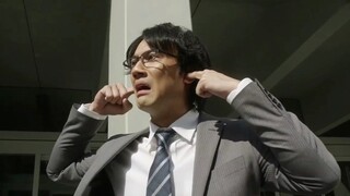 带眼镜是令人，摘眼镜是社会人，再带上就是光之巨人