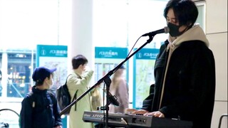 Japanese street singing "Your Name/Spark" RADWIMPS