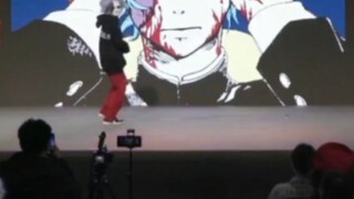 Di pameran komik, Sal berperan sebagai penjahat dan juga memasang latar belakang Sallyface yang dimo